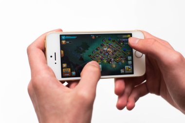 Samara, Rusya-05.04.2019: oyun Clash klanlar Indir. Popüler mobil oyunda iPhone SE 5S oynarken. Izole