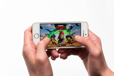Samara, Rusya-05.04.2019: Download oyun Dövüş yıldızı. Popüler mobil oyunda iPhone SE 5S oynarken. Izole