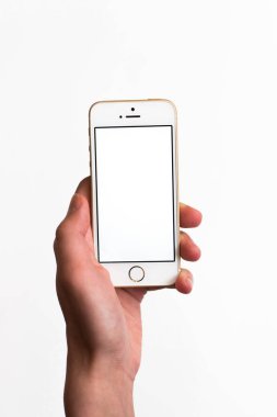 Samara, Rusya-05.04.2019: beyaz arka planda izole iPhone SE 5S altın tutan adam el.  