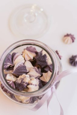 tatlılar için bir kavanoz küçük Meringues.