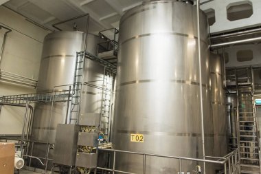 fabrikada büyük metal sarnıç rezervuar. alkol ve meyve suları sanayi üretimi.