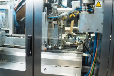 karton ambalajında meyve suları üretimi. Sanayi, metal Işleri