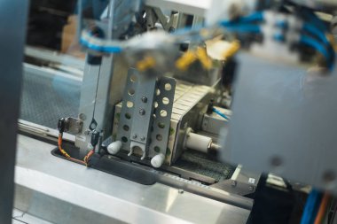 karton ambalajında meyve suları üretimi. Sanayi, metal Işleri