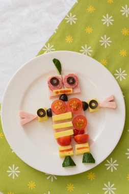 bir robot şeklinde gıda. Yeşil arka planda bebek maması