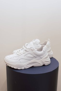 Askıda beyaz şık ayakkabılar var. Şık fotoğraf