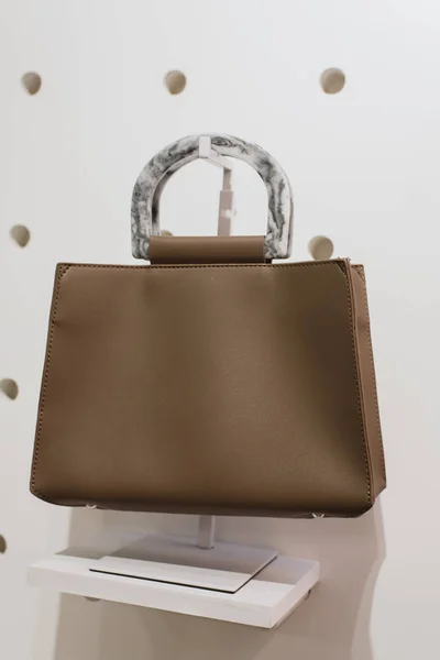 Stylische Tasche Auf Weißem Hintergrund Schaufenster — Stockfoto