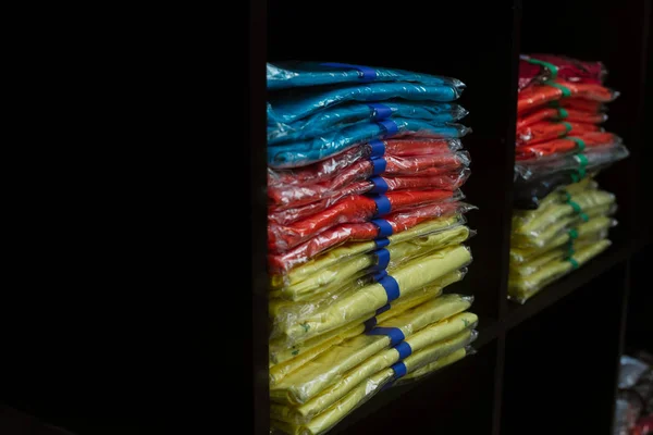 Roupas Celofane Shirts Ordenadas Sacos Prateleira — Fotografia de Stock