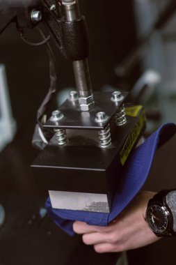 mavi bir kapak üzerine yazdırın. Ürünler üzerinde endüstriyel baskı. Basın altında Cap