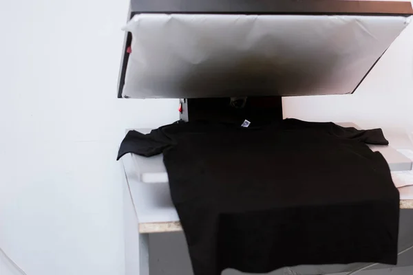 Siyah Shirt Üzerine Baskı Kumaş Üzerindeki Görüntüleri Çevirmek Için Büyük — Stok fotoğraf