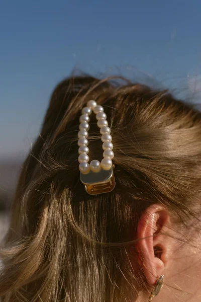 Parel Haarspeld Het Haar Van Een Blond Meisje Stijlvolle Barrette — Stockfoto