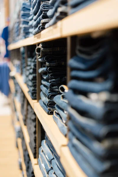 Pilha Jeans Uma Vitrine Loja Calça Jeans Dobrada Estão Prateleira — Fotografia de Stock
