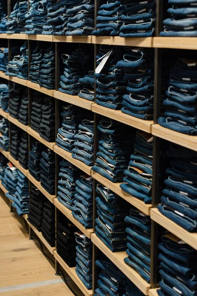Pilha Jeans Uma Vitrine Loja Calça Jeans Dobrada Estão Prateleira — Fotografia de Stock