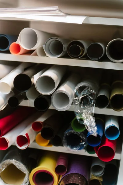 Gerold Papierrollen Een Grote Hoeveelheid Kleuren Folie Voor Afdrukken — Stockfoto