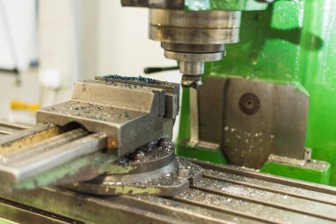 Fabrikada çalışma alanı. Ahlak masası, anahtar, makine aracı