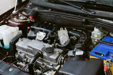 Arabanın kaputu. oto tamir araba. Kaputun altındaki parçalar ve motor