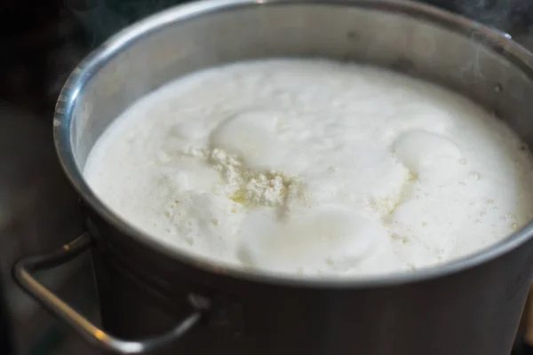 Cozinhar Queijo Cottage Queijo Casa Homem Cria Queijo Leite Aquecido — Fotografia de Stock