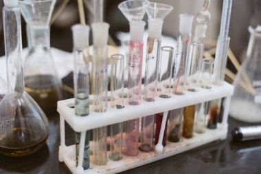 Laboratuvarda ince kimyasal şişeler. Kimya laboratuvarında kirli numuneler