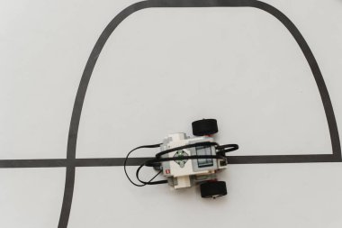 robot bir alan yörüngesi boyunca sürücüler. Çocuklar bir robot yapmak