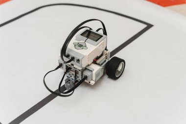 robot bir alan yörüngesi boyunca sürücüler. Çocuklar bir robot yapmak