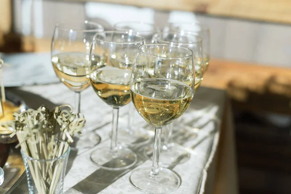 Copos Champanhe Mesa Com Uma Toalha Mesa Branca Celebração Conceito — Fotografia de Stock