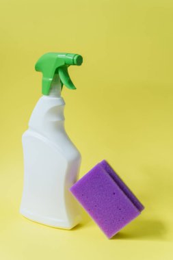 temizlik maddesi, ev temizliği. Parlak sarı arka planda temizlik ürünleri