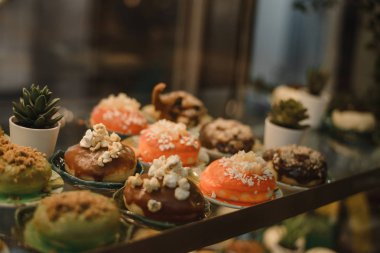 Vitrinde renkli lezzetli çörekler.