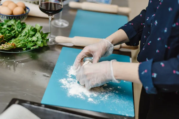 Uma Mulher Prepara Massa Uma Tábua Corte Azul Cozinhar Com — Fotografia de Stock