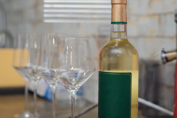 Uma Garrafa Vinho Branco Copos Vinho Vazios — Fotografia de Stock