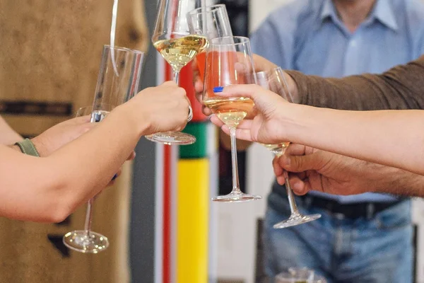 Uma Companhia Amigos Clink Copos Com Vinho Festival Saúde — Fotografia de Stock