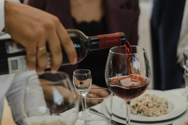 Homem Garçom Derrama Vinho Tinto Pelo Copo — Fotografia de Stock