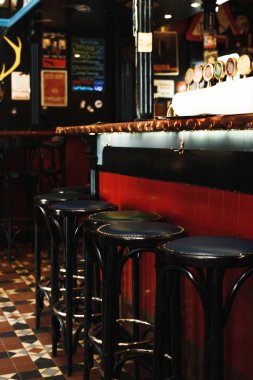 Bar tezgahı ve bardaki sandalyeler. Güzel ışık ile boş bar.
