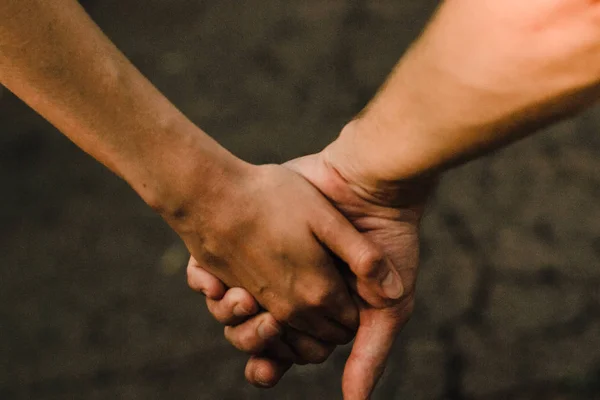 Trzymaj Rękę Kochankowie Trzymać Się Nawzajem Ręce Ręce Bez Manicure — Zdjęcie stockowe