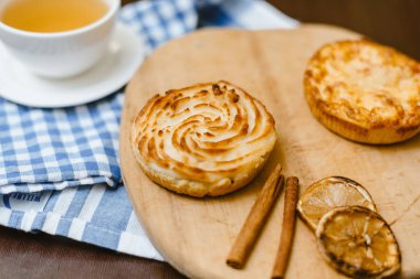 Ev yapımı çay ve çörek. Ahşap bir tahta ve havlu üzerinde lezzetli cheesecake