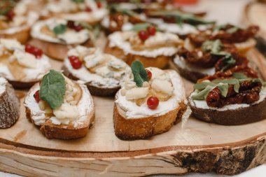 Sandviç ve hızlı aperatifler - çeşitli tapas bir tahta üzerinde gördüm. İspanyolca özel