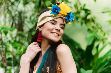 Ulusal orman kostümü giymiş Brezilyalı kız. Çok güzel ve sevimli kız gülümseyerek ve yeşil gülüyor