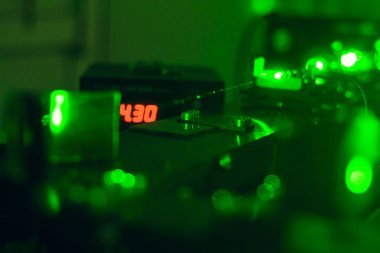 Cam ile bilim adamı mikroparçacık lazer, yeşil lazer bilimi araştırma gösterir