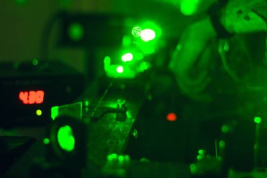 Cam ile bilim adamı mikroparçacık lazer, yeşil lazer bilimi araştırma gösterir