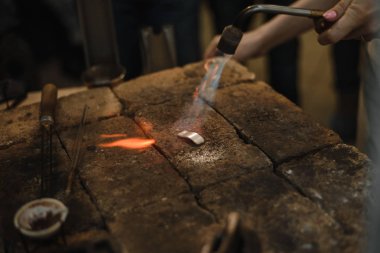 metal eritme, kuyumcu. kuyumcu yüzüğü döker. Gümüş atış. Atölyede ustanın çalışmaları.