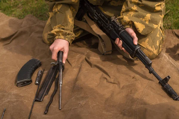 Young Soldier Camouflage Uniform Dismantling Weapon Man Collects Kalashnikov Assault — Stock Photo, Image