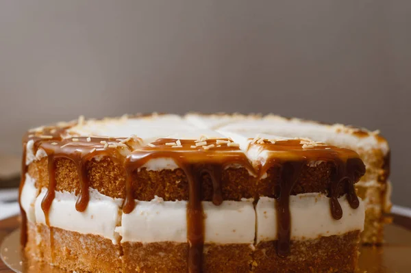 Délicieux Gâteau Avec Des Taches Chocolat Une Délicieuse Crème Sur — Photo