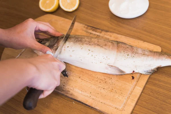 Una Donna Prepara Pesce Tagliando Pesce Asse Legno Stagione Cuoco — Foto Stock
