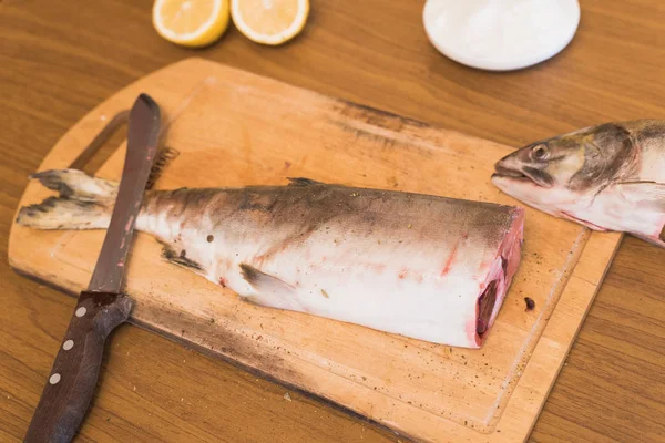 Uma Mulher Prepara Peixes Cortando Peixes Uma Tábua Madeira Estação — Fotografia de Stock