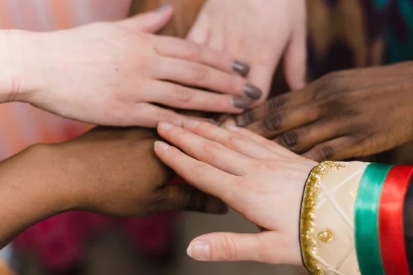 Руки Счастливой Группы Людей Разных Национальностей Которые Остаются Вместе Кругу — стоковое фото