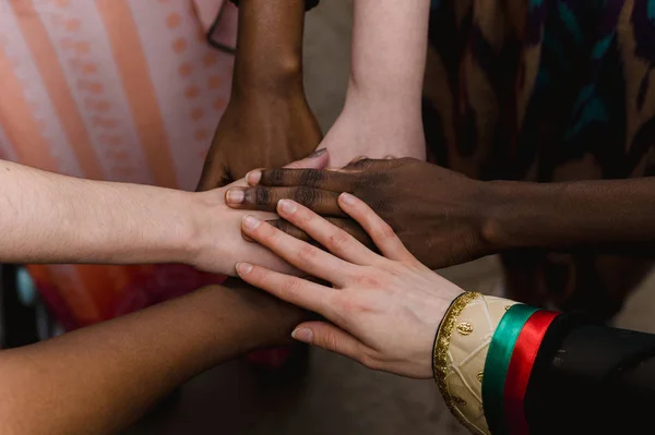 Diversidad Nacional Personas Diferente Apariencia Nacionalidad Paran Círculo Toman Mano —  Fotos de Stock