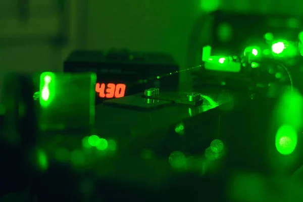 Scienziato Con Vetro Dimostra Microparticella Laser Ricerca Laser Verde Scienza — Foto Stock