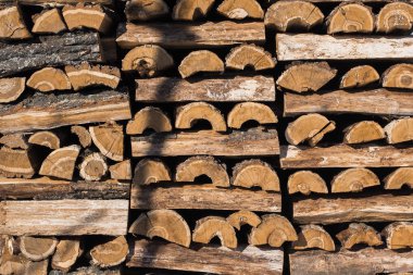 Karda odun yontulmuş. Paslı bir arka plan üzerinde woodpile (ahşap yığını). Yakacak odun arka plan