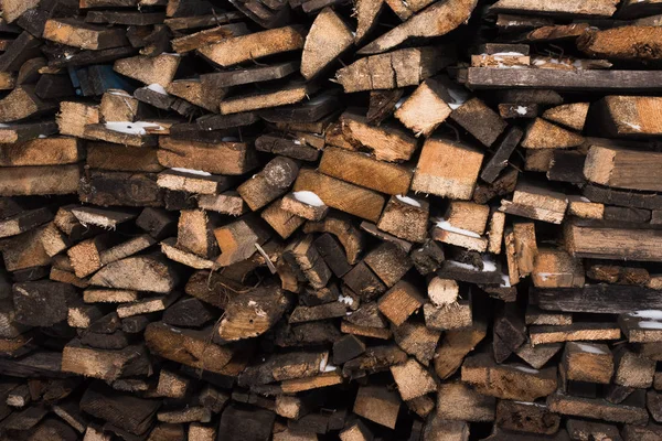 在雪地里碎木头 生锈背景上的木桩 火柴背景 — 图库照片
