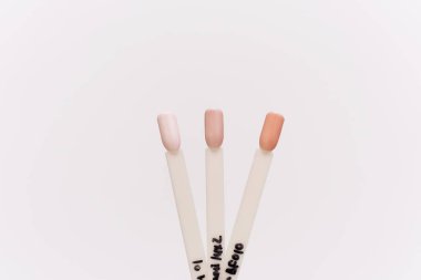 Pastel ojeler için ipuçları. Beyaz arka plan daki çiviler için farklı renklerde palet örnekleri.