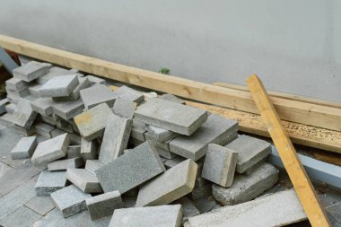 Yaya yollarını onarmak için bir sürü asfalt döşeme. Yardımcı program