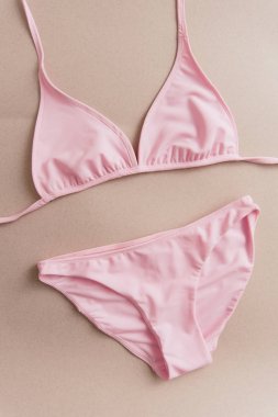 bej arka planda pembe ayrı mayo. deniz tatili ve tatil kavramı. 